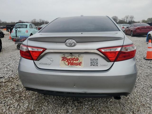 Sedans TOYOTA CAMRY 2016 Srebrny