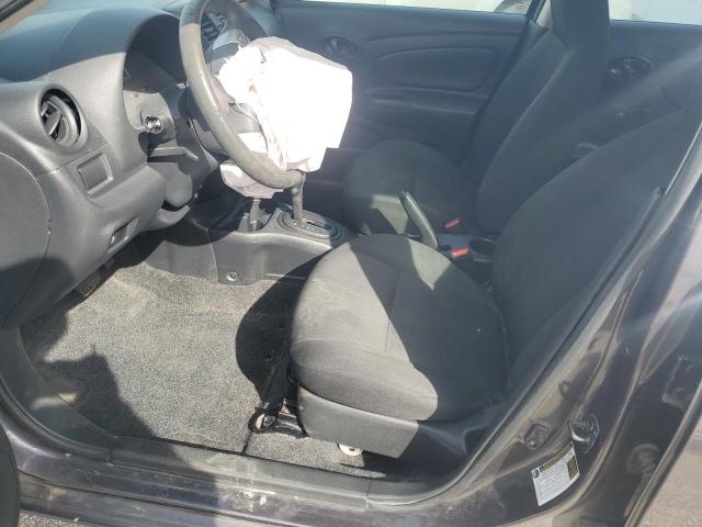 Sedans NISSAN VERSA 2015 Szary