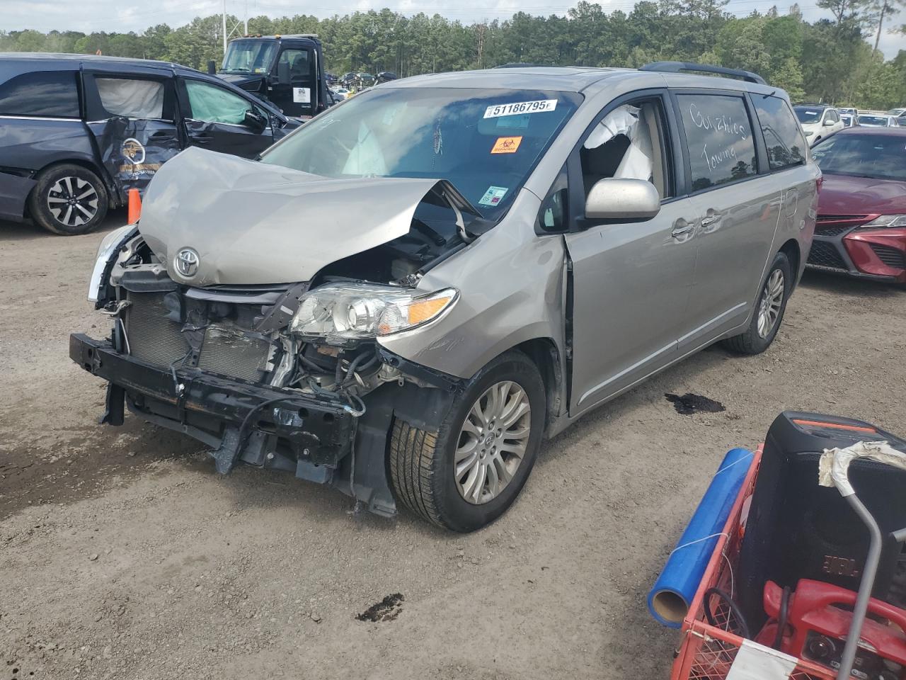2016 Toyota Sienna Xle for Sale in Greenwell Springs, LA - Front End