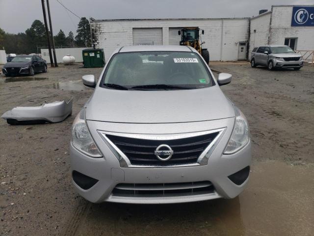 Sedans NISSAN VERSA 2015 Srebrny