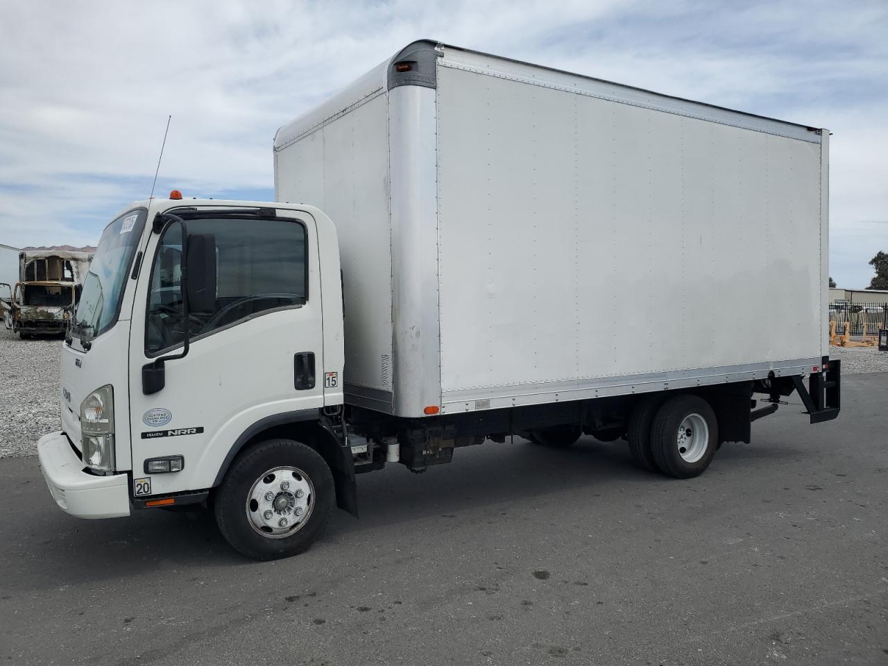 2010 Isuzu Npr  იყიდება North Las Vegas-ში, NV - Minor Dent/Scratches