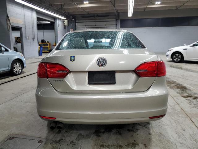 Sedans VOLKSWAGEN JETTA 2013 Beżowy
