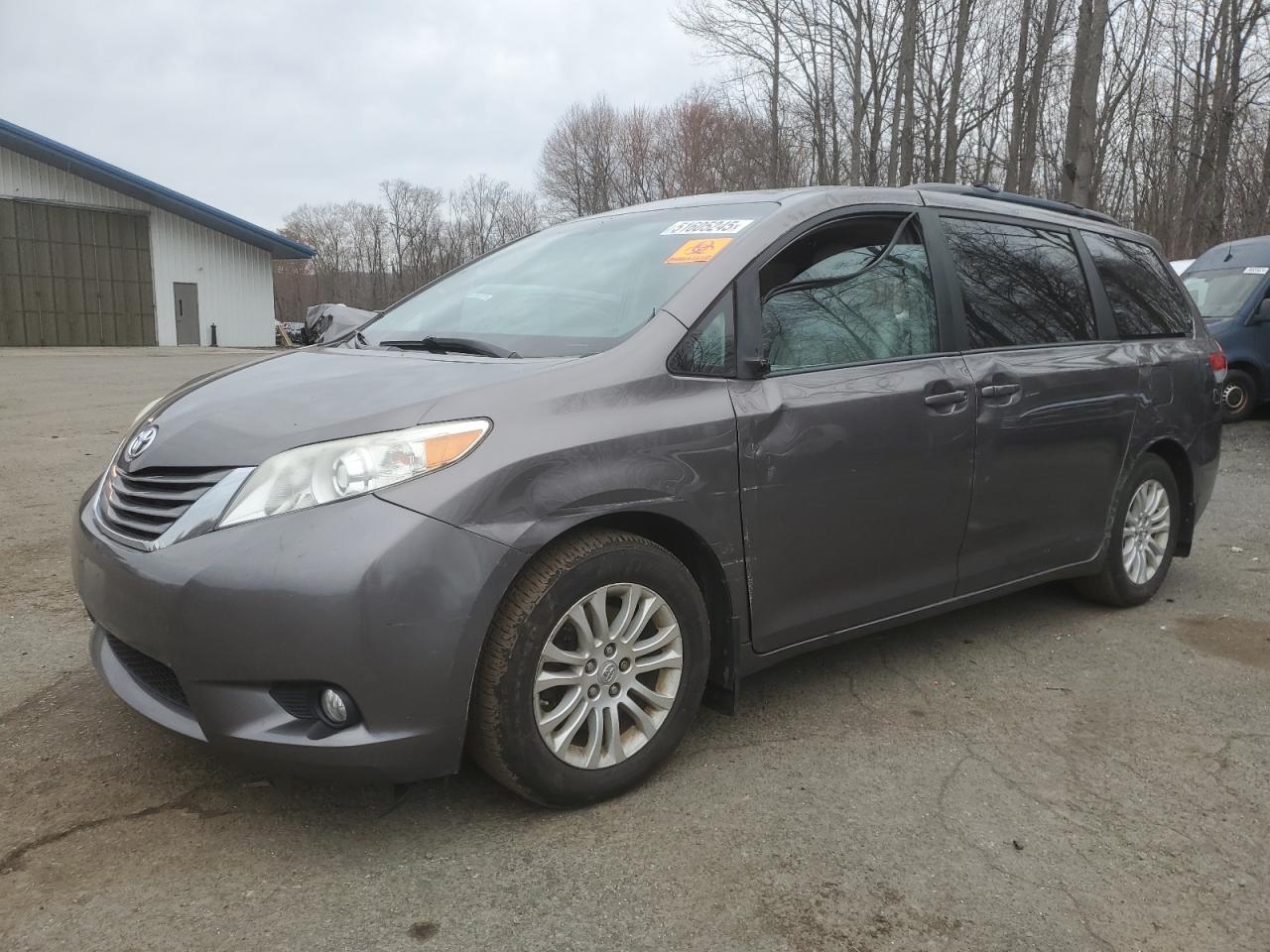 2014 Toyota Sienna Xle იყიდება East Granby-ში, CT - Rollover