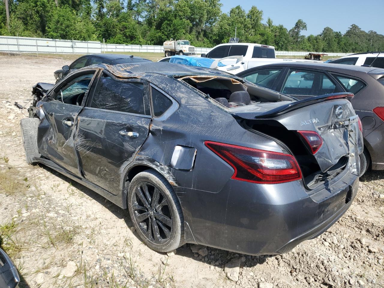 2017 Nissan Altima - Image 2