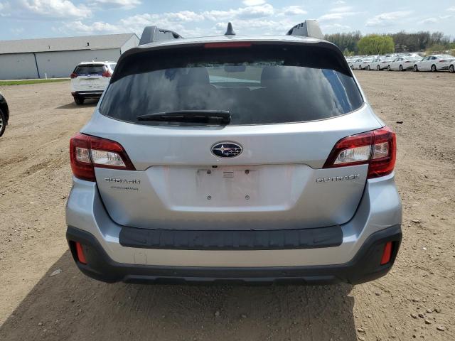  SUBARU OUTBACK 2018 Srebrny
