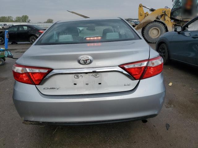 Sedans TOYOTA CAMRY 2016 Srebrny