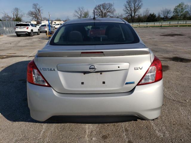 Sedans NISSAN VERSA 2015 Srebrny