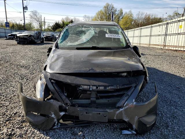Sedans NISSAN VERSA 2016 Czarny