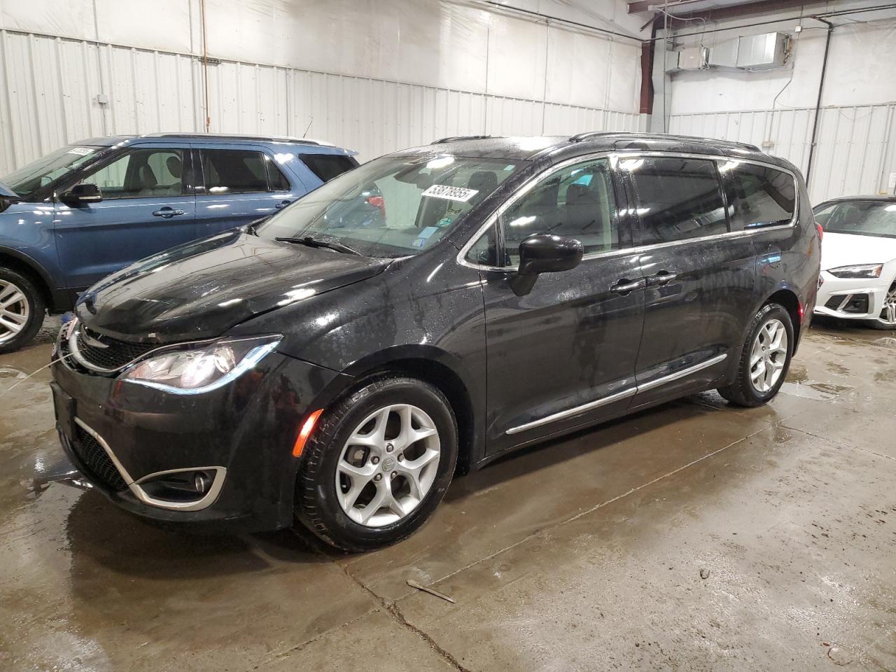 2017 Chrysler Pacifica Touring L na sprzedaż w Franklin, WI - Front End