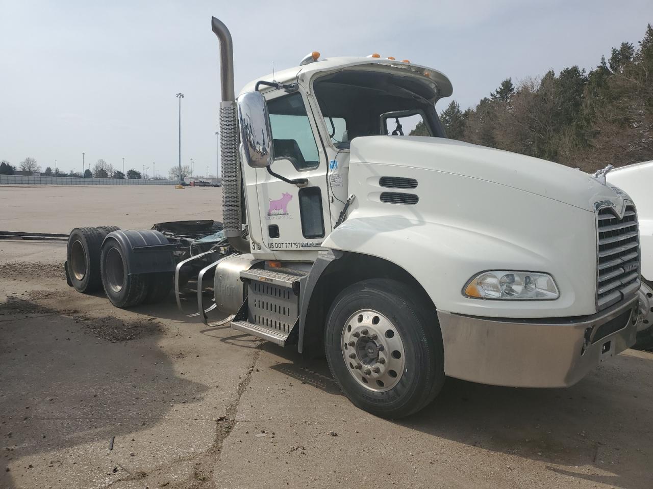 2016 Mack Cxu613 Semi Truck იყიდება Eldridge-ში, IA - All Over