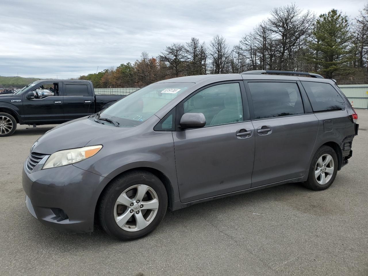 2014 Toyota Sienna Le for Sale in Brookhaven, NY - Rear End