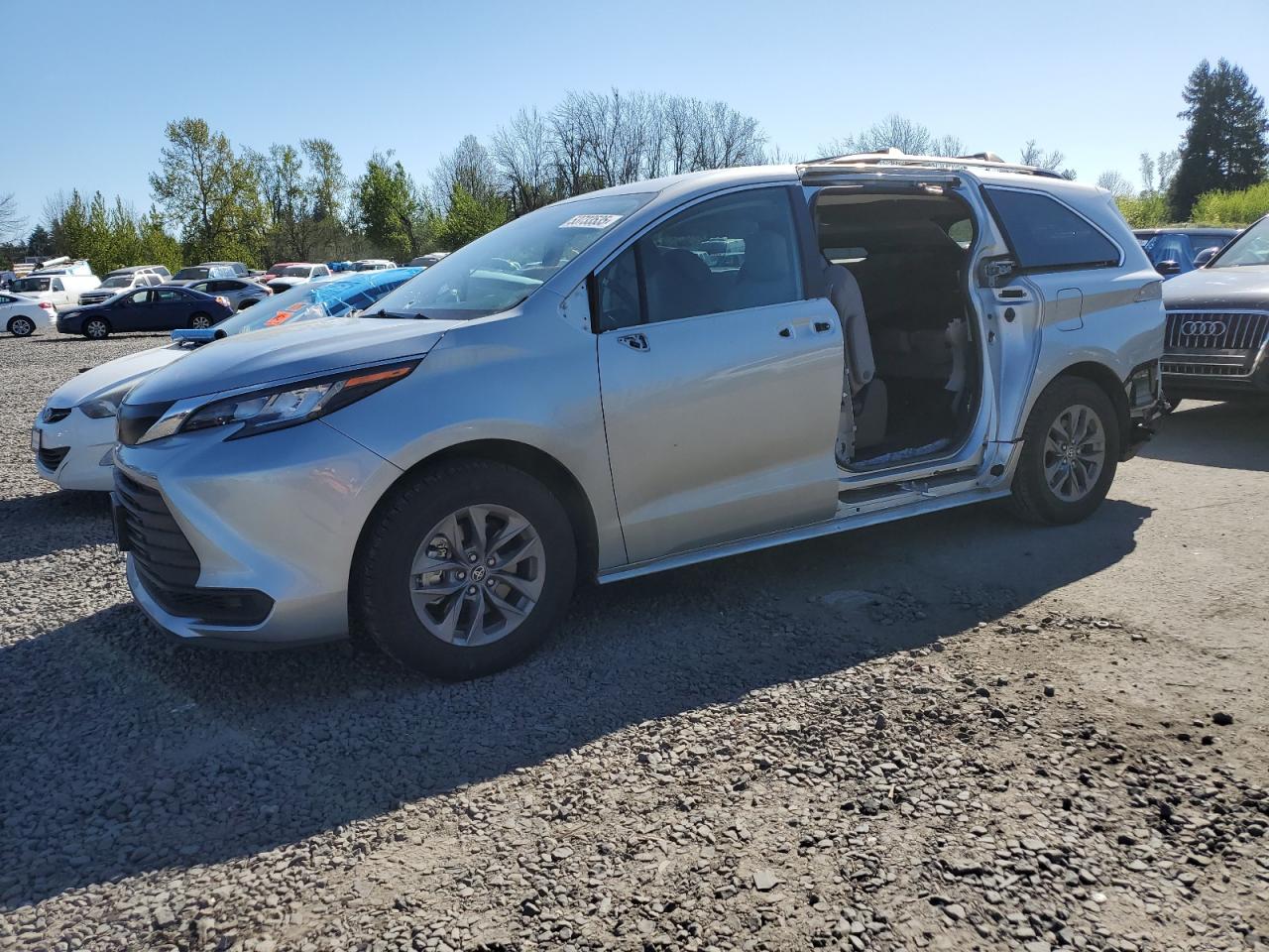 2023 Toyota Sienna Le for Sale in Portland, OR - Vandalism