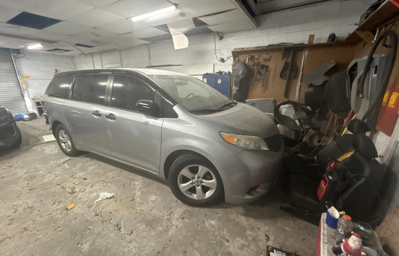 2015 Toyota Sienna de vânzare în Apopka, FL - Rear End