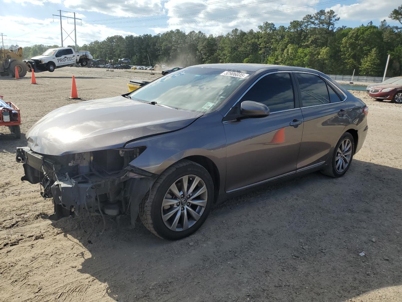 2017 Toyota Camry Le for Sale in Greenwell Springs, LA - Front End
