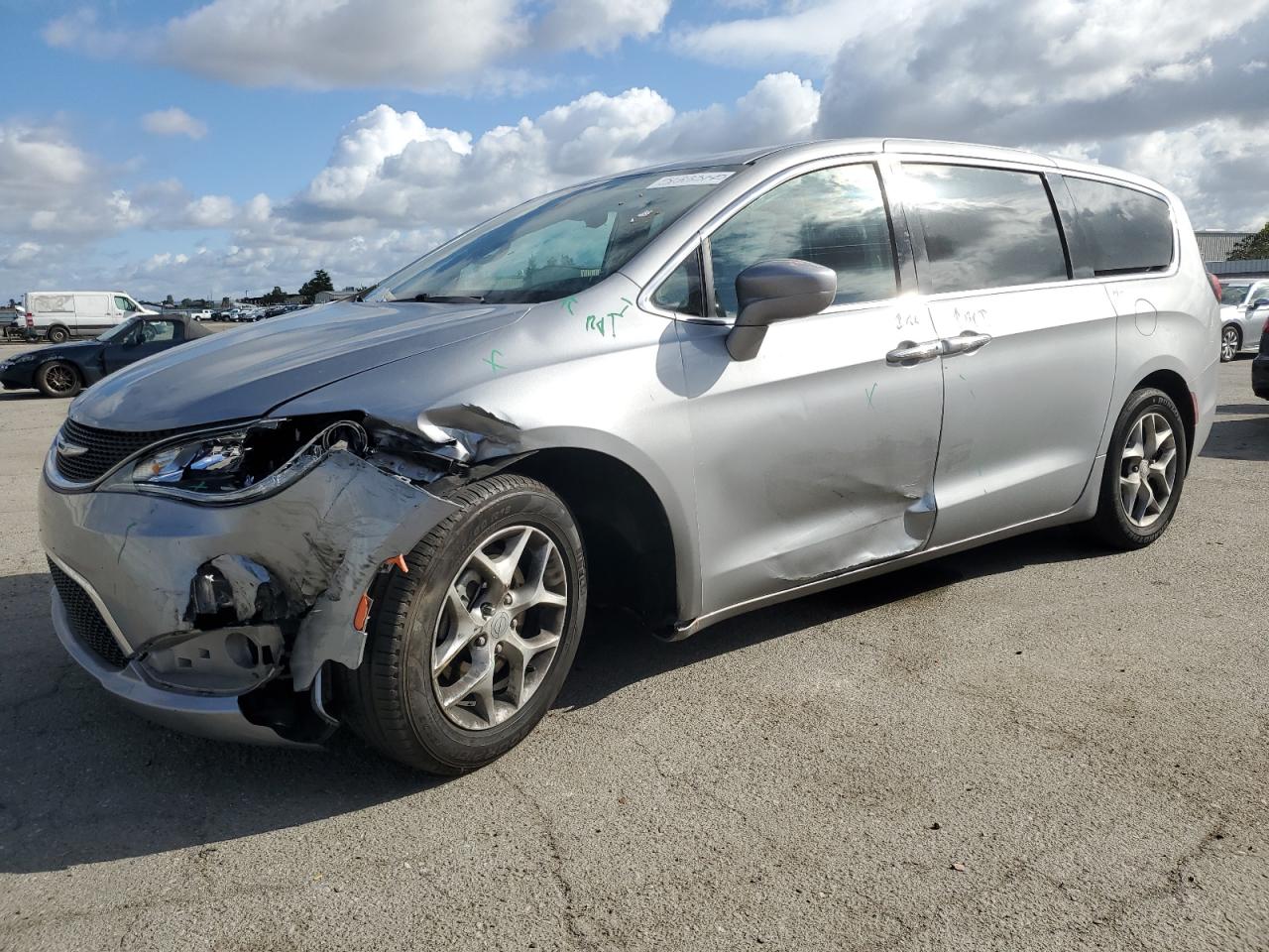 2018 Chrysler Pacifica Touring Plus للبيع في Bakersfield، CA - Front End