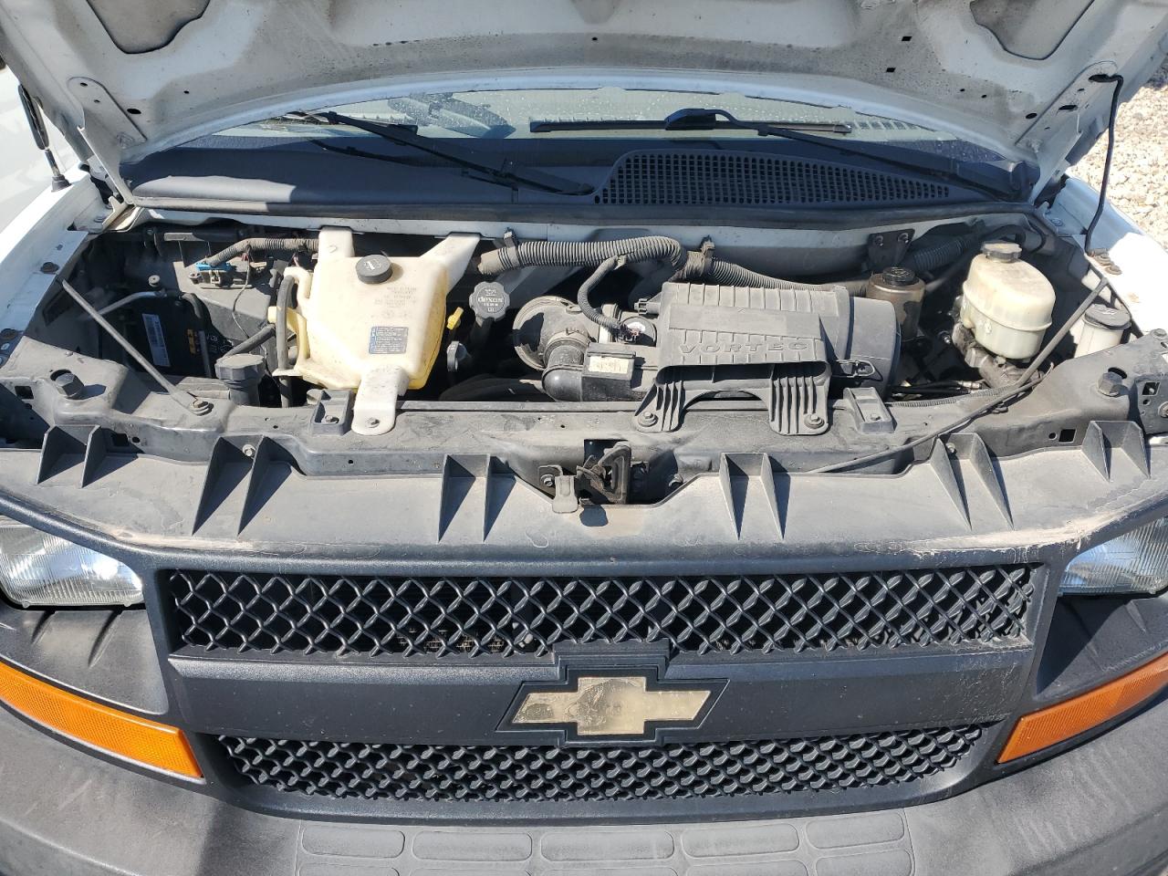2015 Chevrolet Express - Image 11