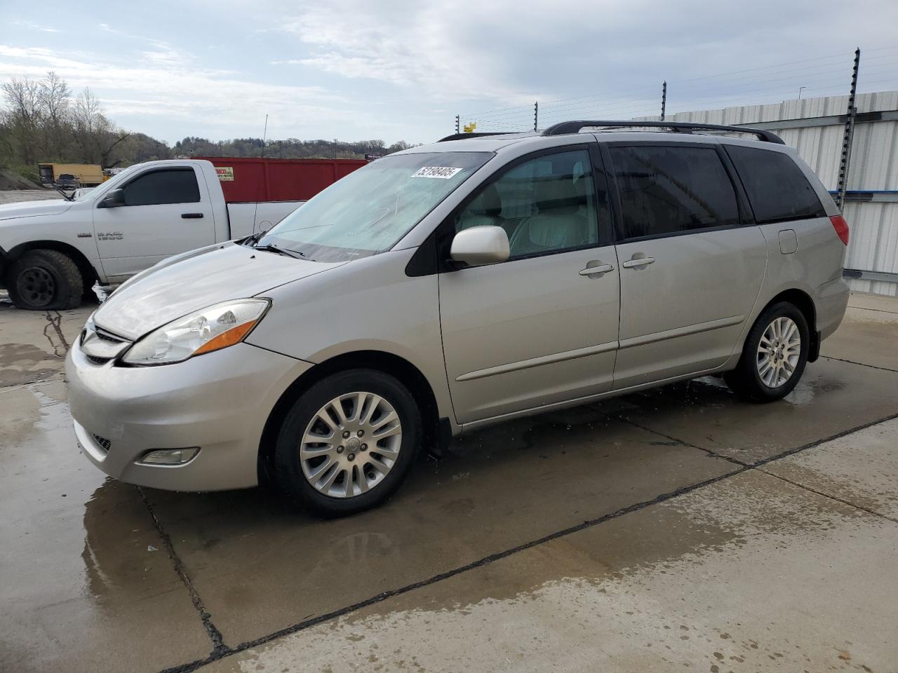 2010 Toyota Sienna Xle na sprzedaż w Cahokia Heights, IL - Front End