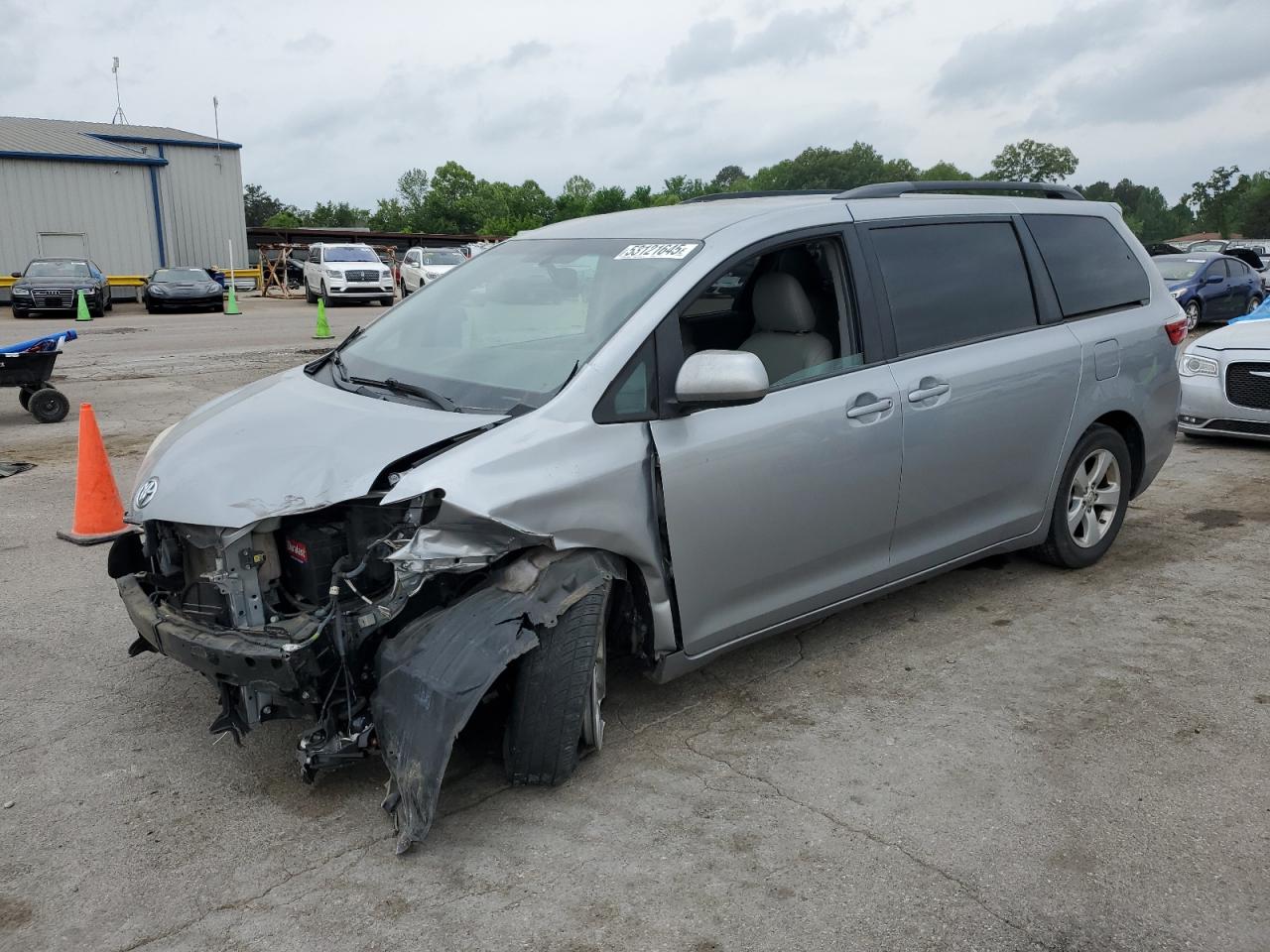 2017 Toyota Sienna Le for Sale in Florence, MS - Front End