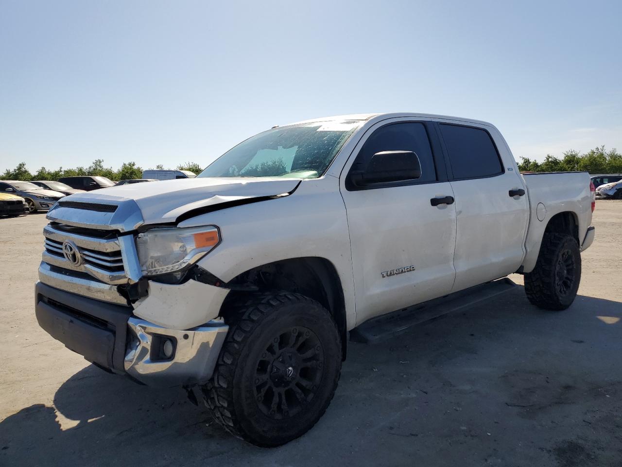 2017 Toyota Tundra Crewmax Sr5 for Sale in Fresno, CA - Front End