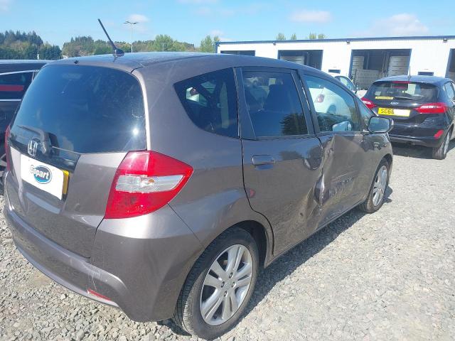 2014 HONDA JAZZ ES +