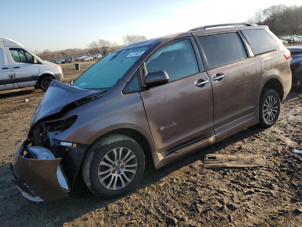 2018 Toyota Sienna Xle for Sale in Baltimore, MD - Front End