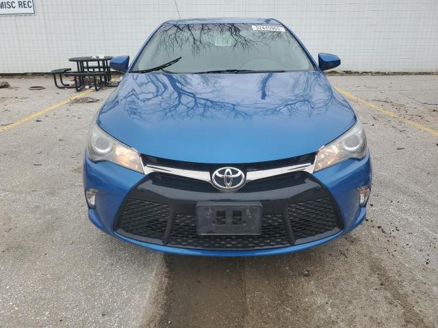 Sedans TOYOTA CAMRY 2017 Granatowy