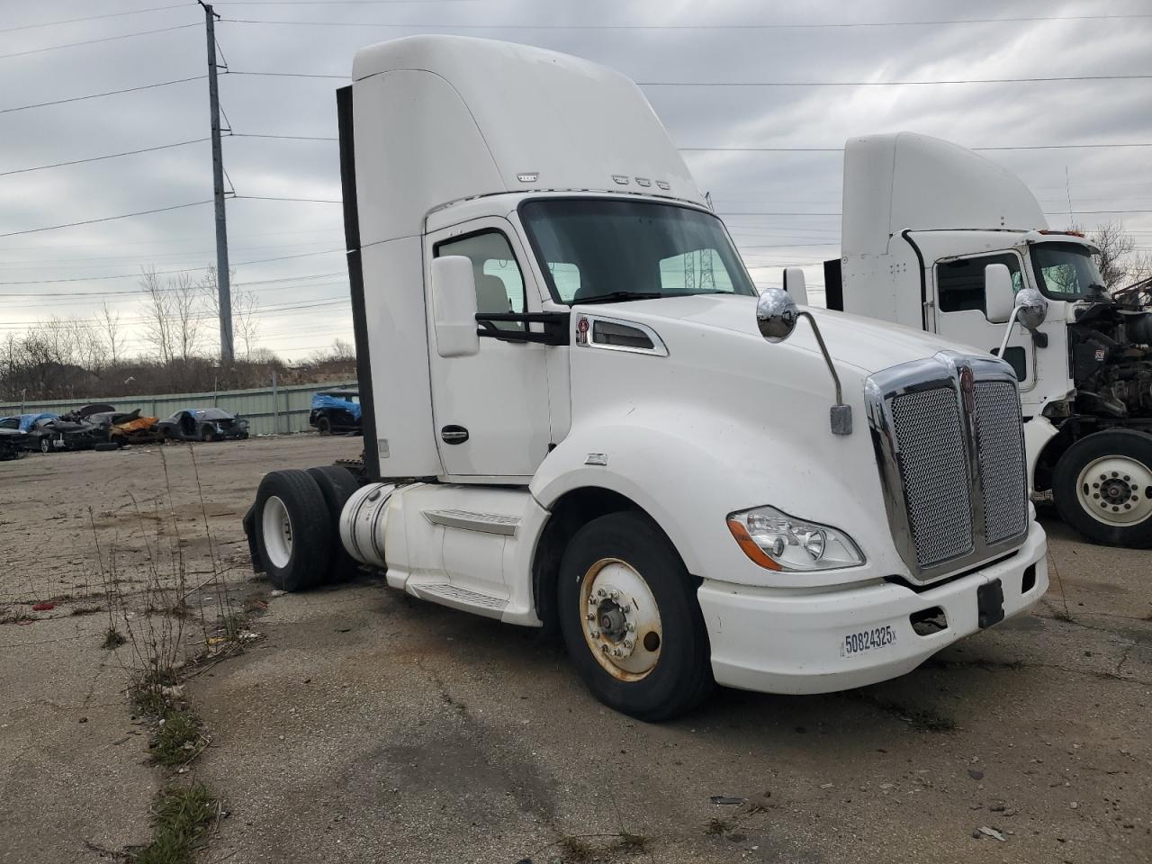 2014 Kenworth T680 Semi Truck for Sale in Woodhaven, MI - Minor Dent/Scratches