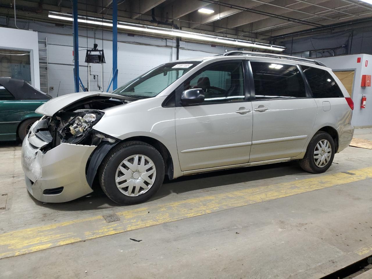 2008 Toyota Sienna Ce for Sale in Wheeling, IL - Front End