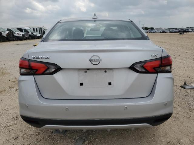  NISSAN VERSA 2024 Сріблястий