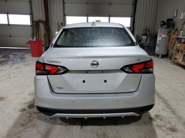  NISSAN VERSA 2021 Srebrny