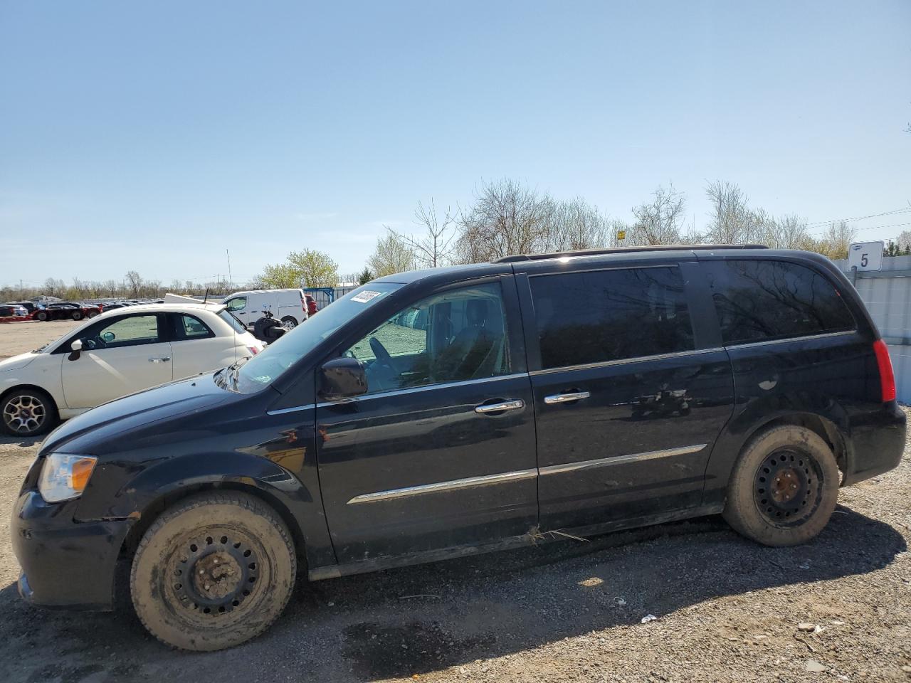 2015 Chrysler Town & Country Touring L იყიდება London-ში, ON - Vandalism