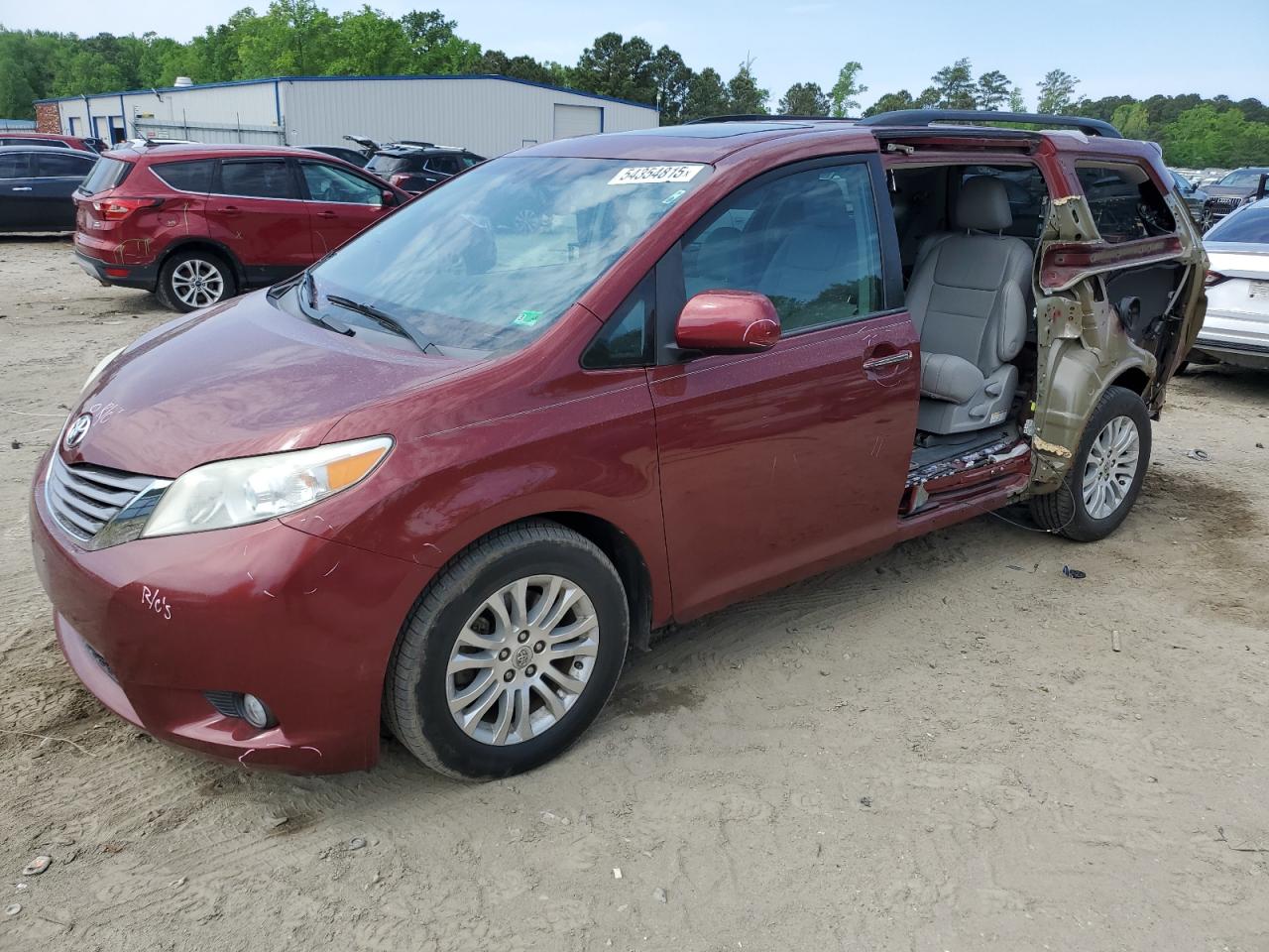 2016 Toyota Sienna Xle for Sale in Hampton, VA - Side