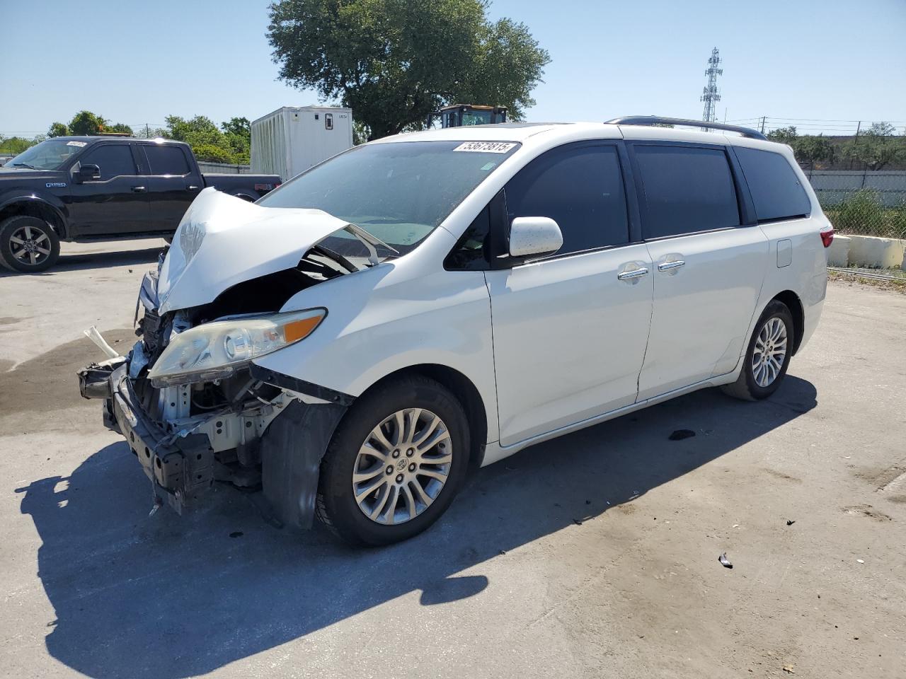 2015 Toyota Sienna Xle for Sale in Orlando, FL - Front End