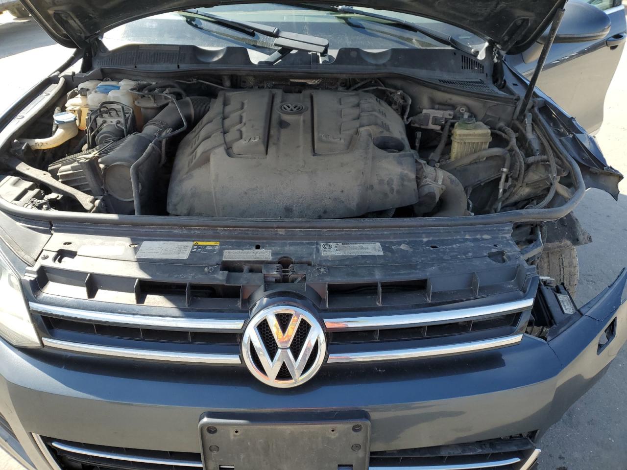 2014 Volkswagen Touareg V6 Tdi VIN: WVGEP9BP6ED011645 Lot: 52738435