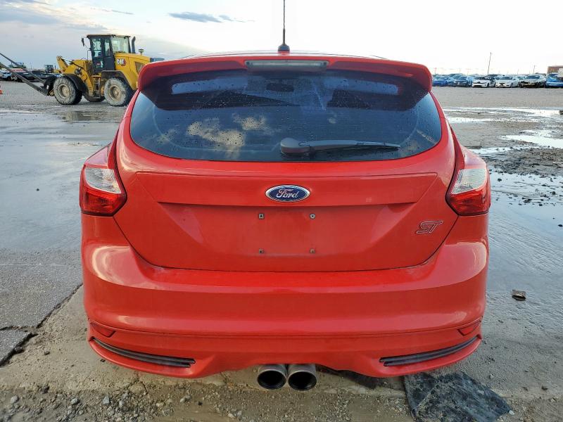 Hatchbacks FORD FOCUS 2013 Red