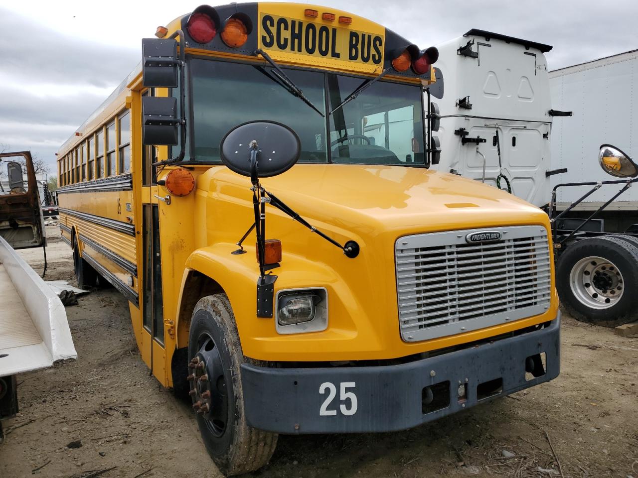 Wichita, KS에서 판매 중인 2003 Freightliner Chassis Fs65 - Hail