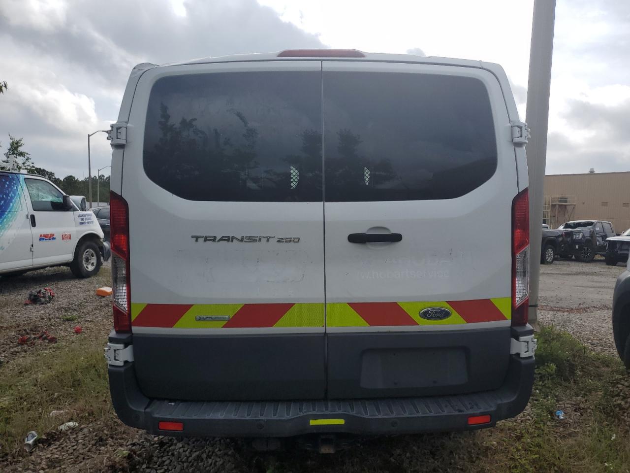 1FTNR1YG8FKB18863 2015 Ford Transit T-250