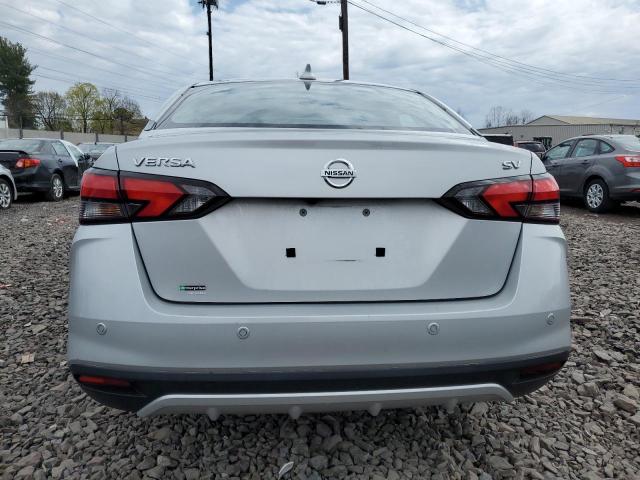  NISSAN VERSA 2021 Srebrny