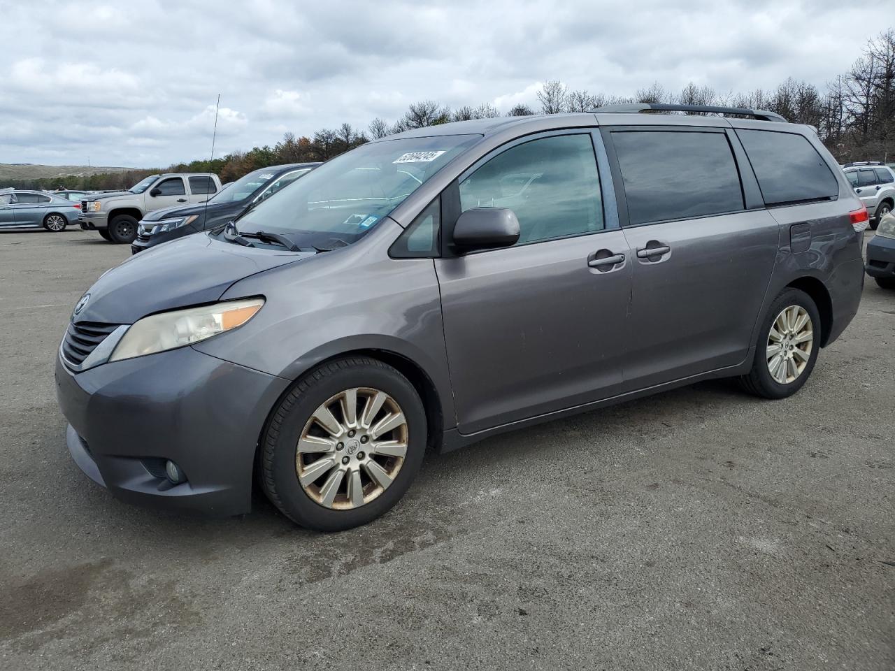 2012 Toyota Sienna Xle for Sale in Brookhaven, NY - Side