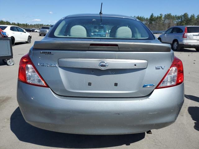 Седани NISSAN VERSA 2014 Сріблястий