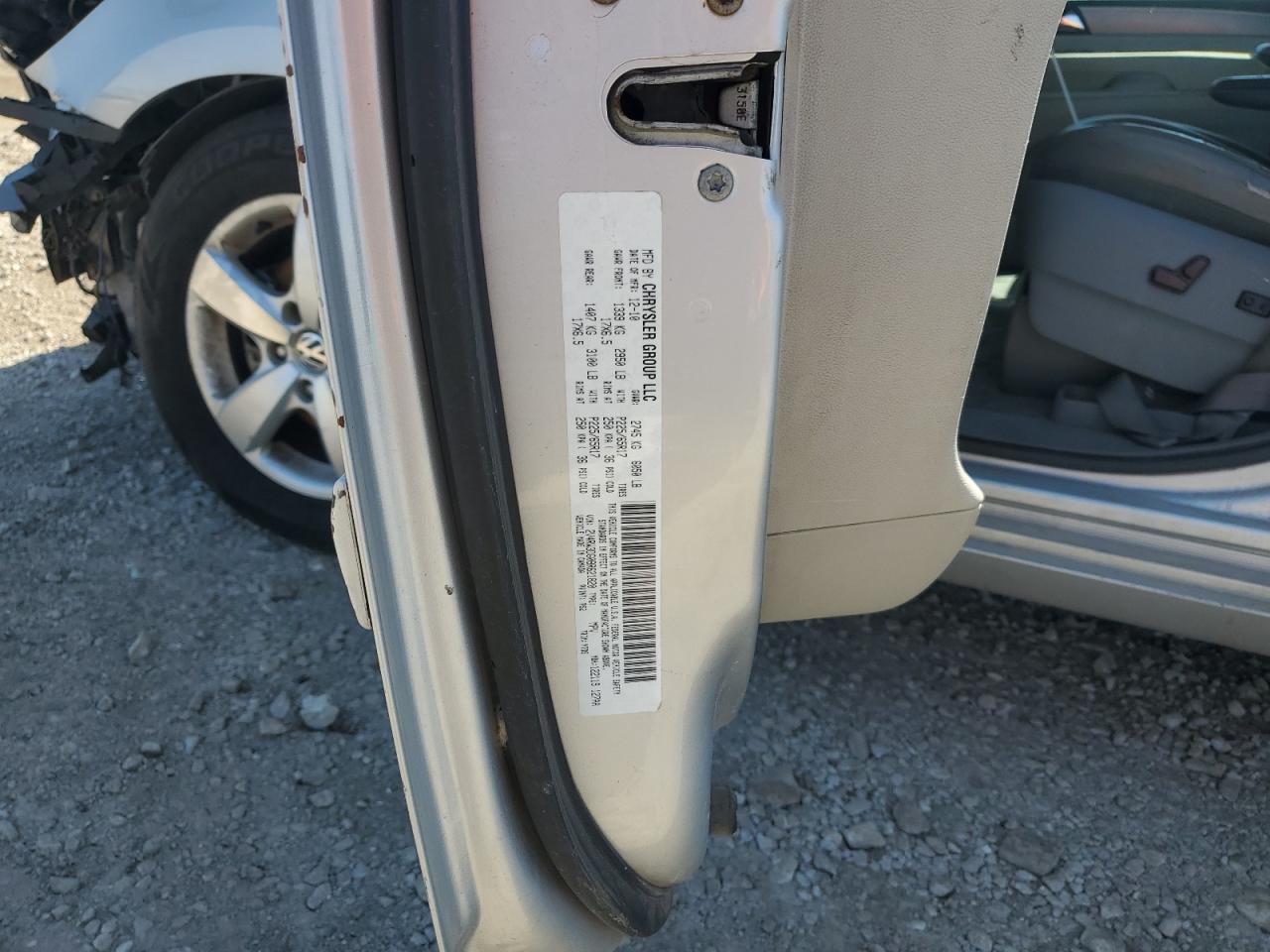 2011 Volkswagen Routan - Image 13