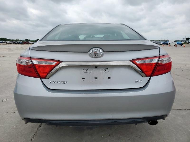 Sedans TOYOTA CAMRY 2017 Srebrny