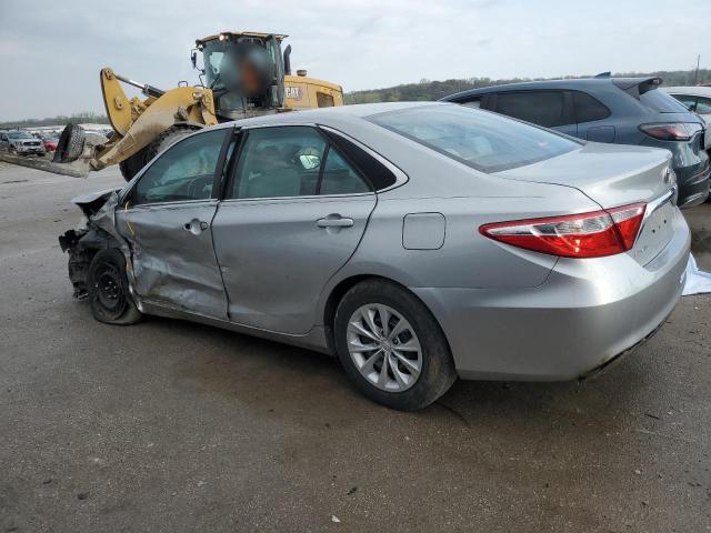 Sedans TOYOTA CAMRY 2016 Srebrny