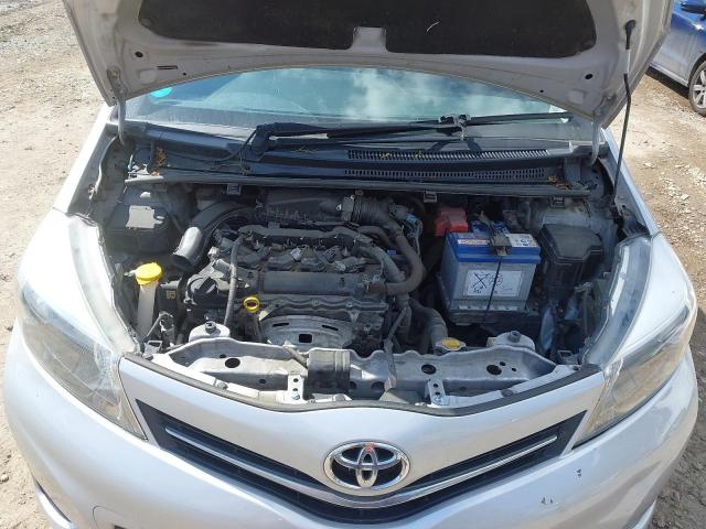 2013 TOYOTA YARIS TR V