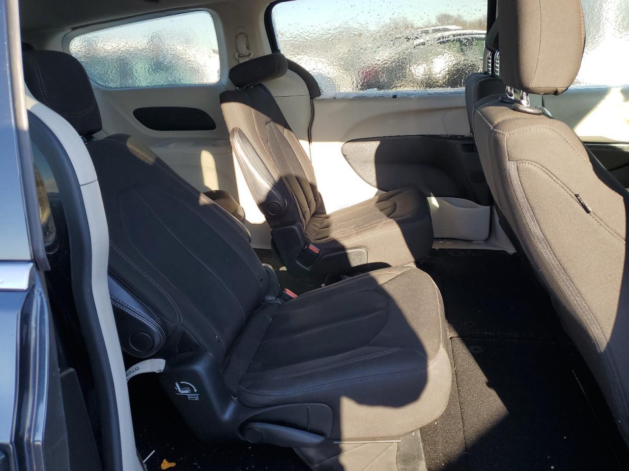 2020 Chrysler Pacifica - Image 11