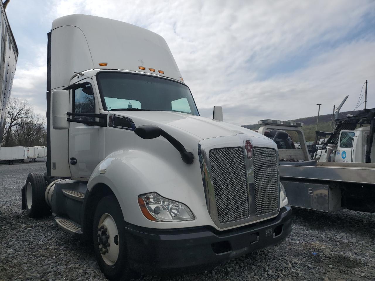 Grantville, PA에서 판매 중인 2016 Kenworth T680 Semi Truck - Side