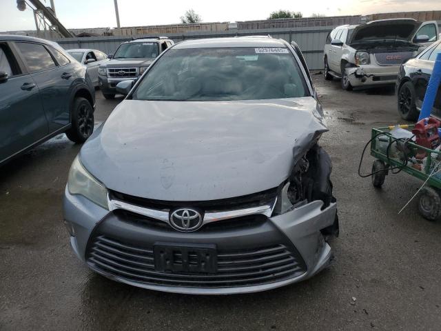 Sedans TOYOTA CAMRY 2016 Srebrny