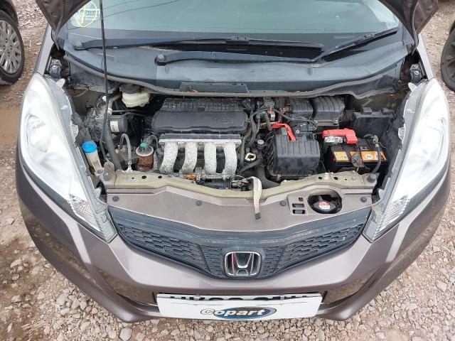 2013 HONDA JAZZ ES +