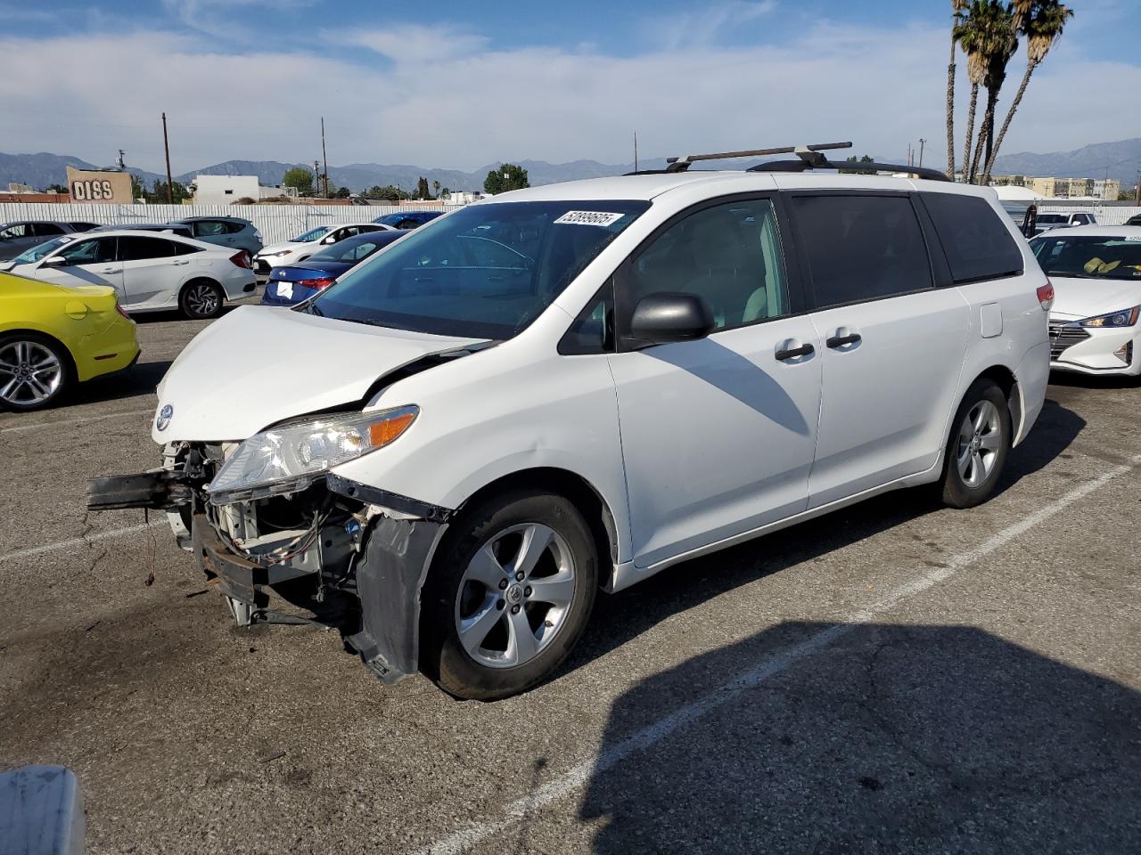 2012 Toyota Sienna იყიდება Van Nuys-ში, CA - Front End