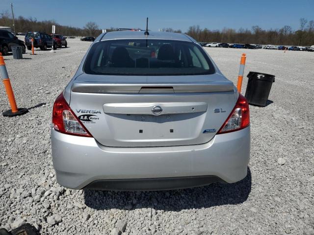  NISSAN VERSA 2015 Srebrny